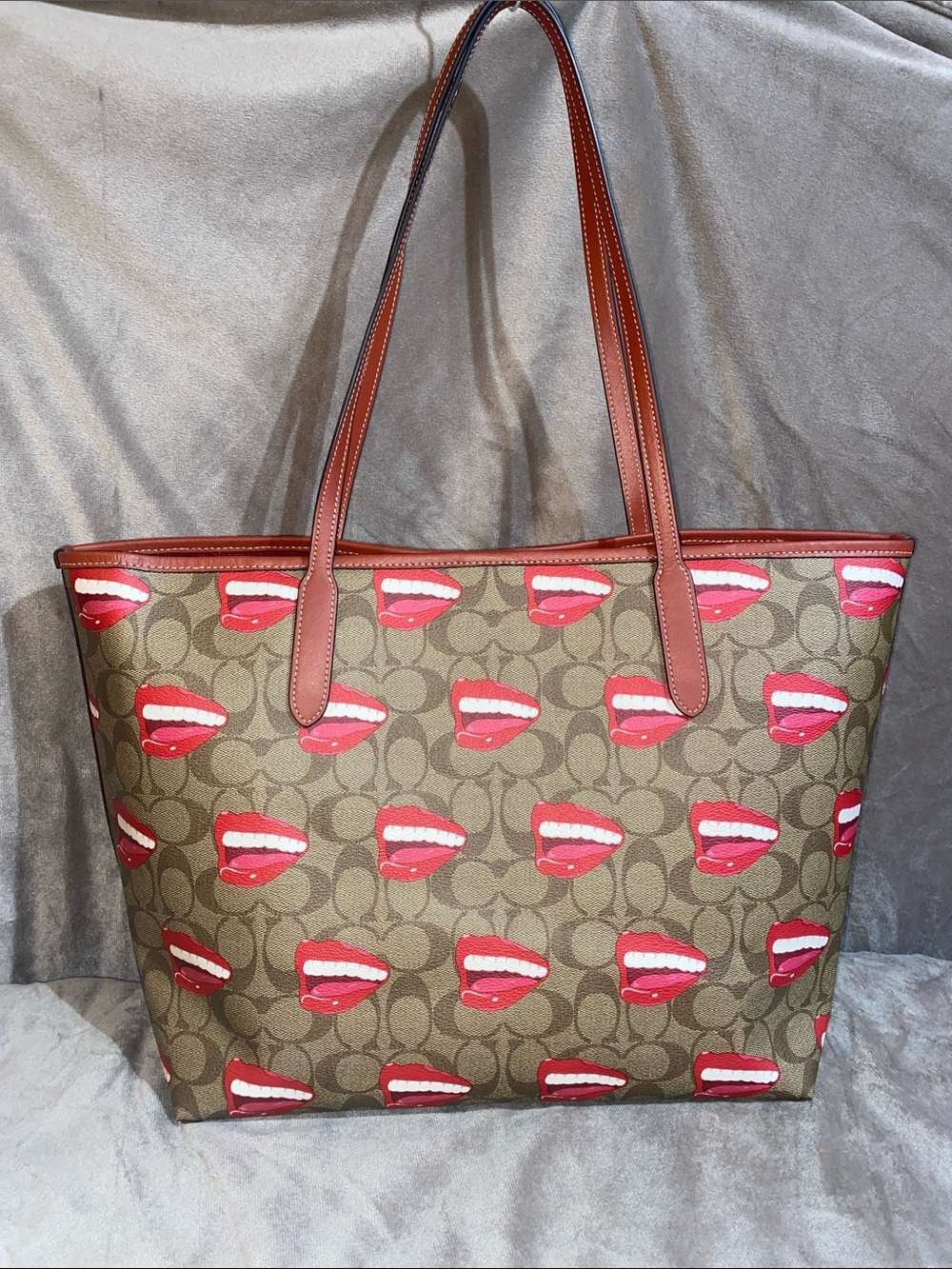 Coach X Tom Wesselmann coated monogram signature canvas Lip Print Tote NWOT - Picture 2 of 14